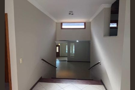 Casa de condomínio à venda com 293m², 3 quartos e 4 vagas Casa de condomínio à venda com 293m², 3 quartos e 4 vagasEscadas