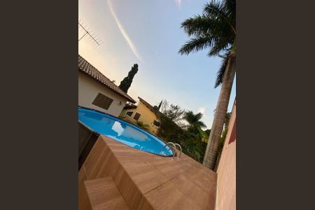 Casa de condomínio à venda com 293m², 3 quartos e 4 vagas Casa de condomínio à venda com 293m², 3 quartos e 4 vagasPiscina
