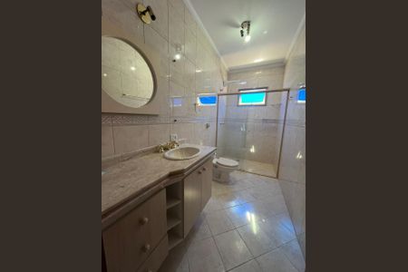 Casa de condomínio à venda com 293m², 3 quartos e 4 vagas Casa de condomínio à venda com 293m², 3 quartos e 4 vagasBanheiro da suíte