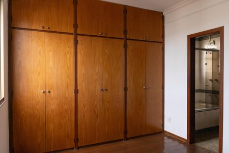 Apartamento à venda com 160m², 4 quartos e 2 vagas Apartamento à venda com 160m², 4 quartos e 2 vagasSuíte