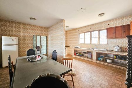 Casa à venda com 1000m², 4 quartos e 10 vagas Casa à venda com 1000m², 4 quartos e 10 vagasCozinha e Área de Serviço