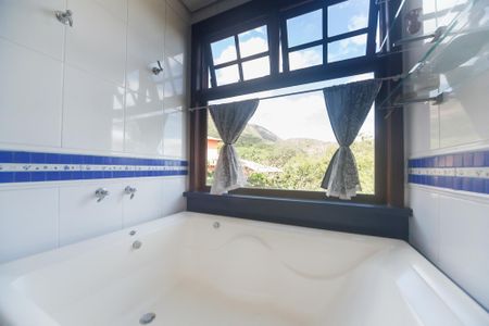 Casa de condomínio à venda com 3000m², 4 quartos e 2 vagas Casa de condomínio à venda com 3000m², 4 quartos e 2 vagasBanheiro suite 2