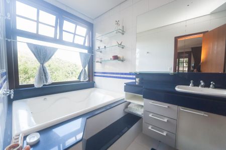 Casa de condomínio à venda com 3000m², 4 quartos e 2 vagas Casa de condomínio à venda com 3000m², 4 quartos e 2 vagasBanheiro suite 2