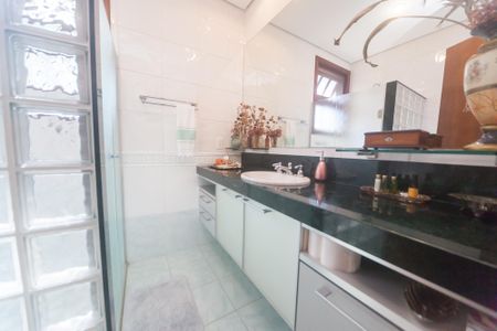Casa de condomínio à venda com 3000m², 4 quartos e 2 vagas Casa de condomínio à venda com 3000m², 4 quartos e 2 vagasBanheiro Social