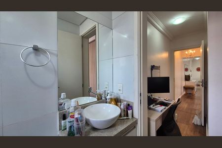 Apartamento à venda com 70m², 2 quartos e 1 vaga Apartamento à venda com 70m², 2 quartos e 1 vagaBanheiro da suíte