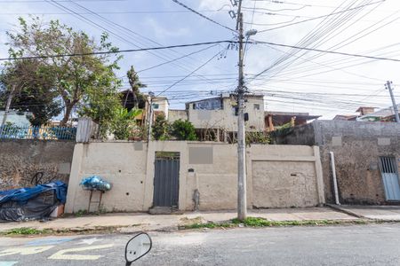 Casa à venda com 200m², 5 quartos e 2 vagas Casa à venda com 200m², 5 quartos e 2 vagasFachada