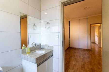 Casa à venda com 100m², 2 quartos e 5 vagas Casa à venda com 100m², 2 quartos e 5 vagasBanheiro da Suíte