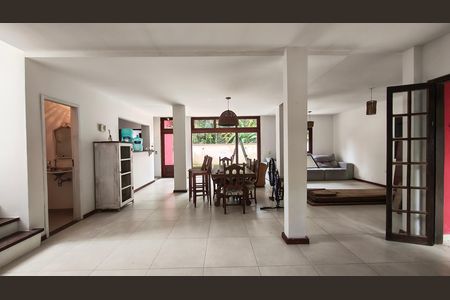 Casa de condomínio para alugar com 250m², 4 quartos e 2 vagas