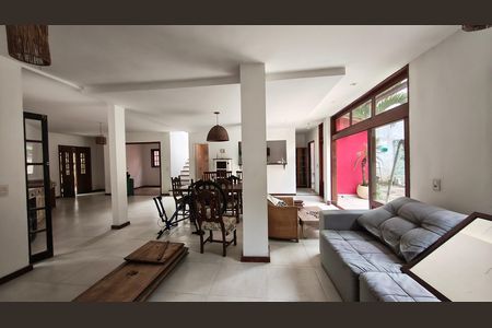 Casa de condomínio para alugar com 250m², 4 quartos e 2 vagas