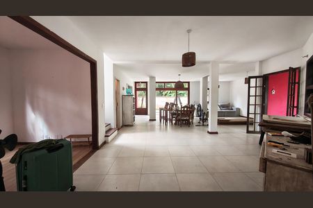 Casa de Condomínio para alugar com 4 quartos, 250m² em Vargem Grande, Rio de Janeiro