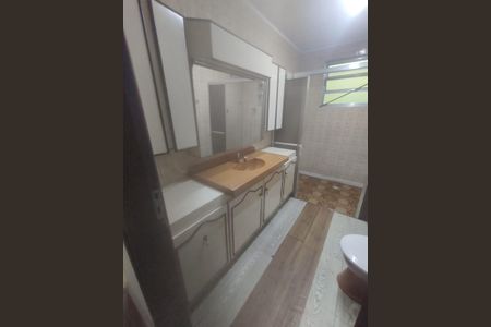 Casa à venda com 150m², 3 quartos e 2 vagas Casa à venda com 150m², 3 quartos e 2 vagasBanheiro