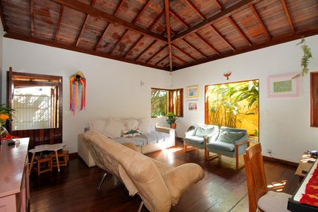 Sala de casa à venda com 6 quartos, 250m² em Vila Madalena, São Paulo