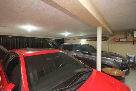 Casa à venda com 260m², 4 quartos e 4 vagas Casa à venda com 260m², 4 quartos e 4 vagasGaragem