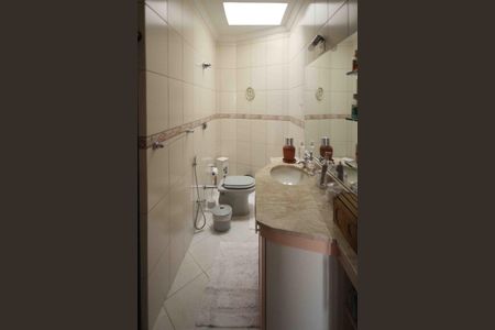 Casa à venda com 260m², 4 quartos e 4 vagas Casa à venda com 260m², 4 quartos e 4 vagasBanheiro da Suite 02