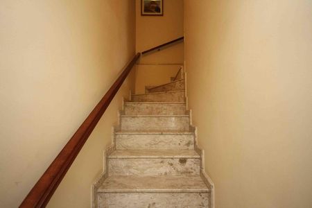 Casa à venda com 260m², 4 quartos e 4 vagas Casa à venda com 260m², 4 quartos e 4 vagasEscada