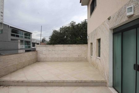 Casa à venda com 260m², 4 quartos e 4 vagas Casa à venda com 260m², 4 quartos e 4 vagasVaranda