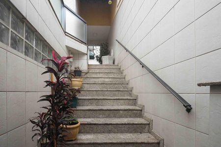Casa à venda com 260m², 4 quartos e 4 vagas Casa à venda com 260m², 4 quartos e 4 vagasEscada