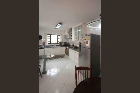 Casa à venda com 260m², 4 quartos e 4 vagas Casa à venda com 260m², 4 quartos e 4 vagasCozinha