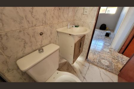 Banheiro de apartamento para alugar com 2 quartos, 42m² em Vila Ursulina, Itaquaquecetuba