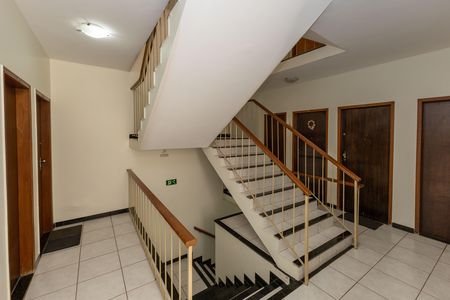 Área comum - Escadas de apartamento para alugar com 3 quartos, 99m² em Santo Antônio, Belo Horizonte