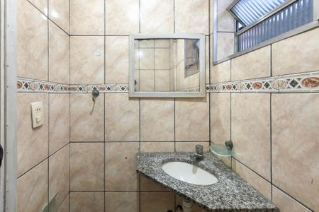 Banheiro da Suíte de apartamento para alugar com 2 quartos, 52m² em Guilhermina, Praia Grande