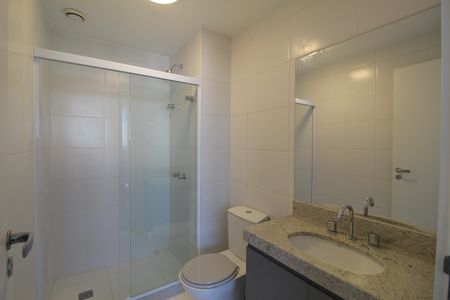 Banheiro social de kitnet/studio para alugar com 1 quarto, 30m² em Barra Olímpica, Rio de Janeiro