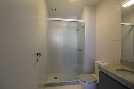 Banheiro social de kitnet/studio para alugar com 1 quarto, 30m² em Barra Olímpica, Rio de Janeiro