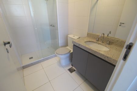 Banheiro social de kitnet/studio para alugar com 1 quarto, 30m² em Barra Olímpica, Rio de Janeiro