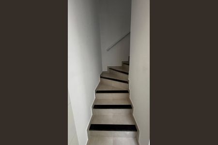 Apartamento para alugar com 85m², 2 quartos e 1 vaga Apartamento para alugar com 85m², 2 quartos e 1 vagaEscada