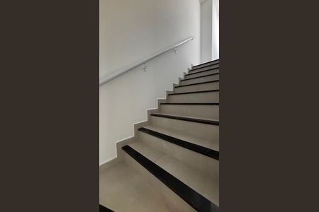 Apartamento para alugar com 85m², 2 quartos e 1 vaga Apartamento para alugar com 85m², 2 quartos e 1 vagaEscada