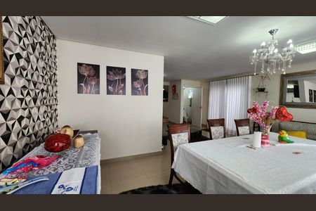 Casa à venda com 247m², 3 quartos e 3 vagas Casa à venda com 247m², 3 quartos e 3 vagasSala