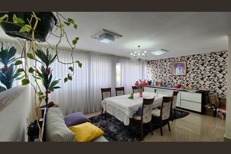 Casa à venda com 247m², 3 quartos e 3 vagas Casa à venda com 247m², 3 quartos e 3 vagasSala