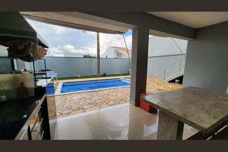 Casa à venda com 247m², 3 quartos e 3 vagas Casa à venda com 247m², 3 quartos e 3 vagasÁrea externa