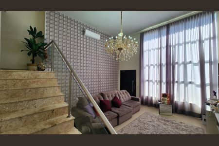 Casa à venda com 247m², 3 quartos e 3 vagas Casa à venda com 247m², 3 quartos e 3 vagasSala