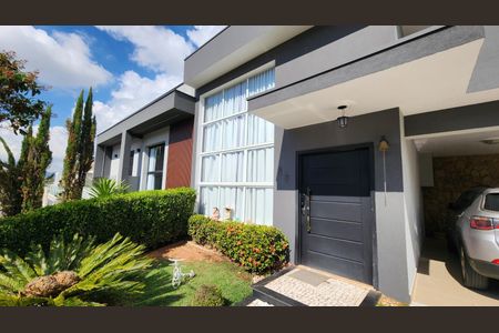 Casa à venda com 247m², 3 quartos e 3 vagas Casa à venda com 247m², 3 quartos e 3 vagasFachada