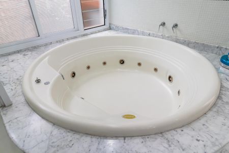 Casa de condomínio à venda com 425m², 4 quartos e 6 vagasBanheiro da Suíte 3