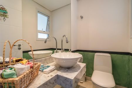 Casa de condomínio à venda com 425m², 4 quartos e 6 vagasLavabo