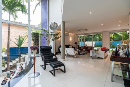 Casa de condomínio à venda com 425m², 4 quartos e 6 vagasSala
