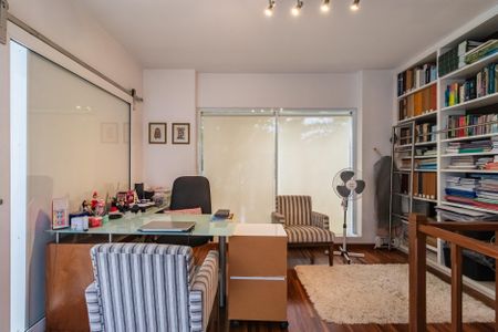 Casa de condomínio à venda com 425m², 4 quartos e 6 vagasEscritório