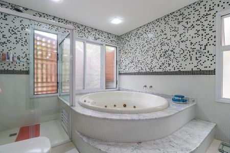 Casa de condomínio à venda com 425m², 4 quartos e 6 vagasBanheiro da Suíte 3