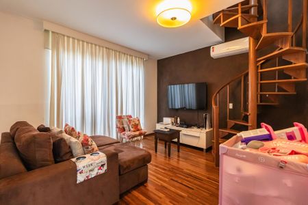 Casa de condomínio à venda com 425m², 4 quartos e 6 vagasSala de TV