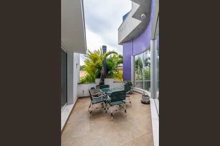 Casa de condomínio à venda com 425m², 4 quartos e 6 vagasEscritório