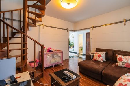 Casa de condomínio à venda com 425m², 4 quartos e 6 vagasSala de TV