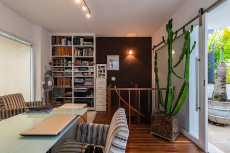 Casa de condomínio à venda com 425m², 4 quartos e 6 vagasEscritório