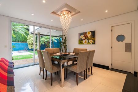Casa de condomínio à venda com 425m², 4 quartos e 6 vagasSala