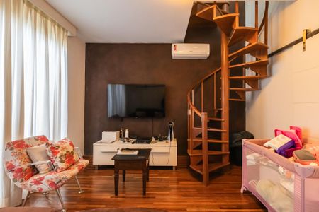 Casa de condomínio à venda com 425m², 4 quartos e 6 vagasSala de TV