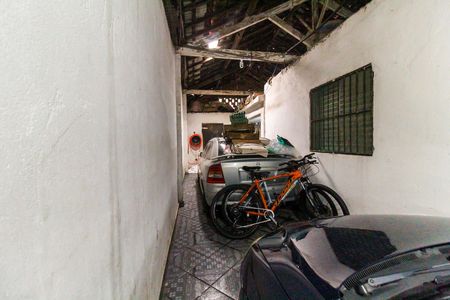 Garagem de casa à venda com 2 quartos, 552m² em Vila Carmosina, São Paulo