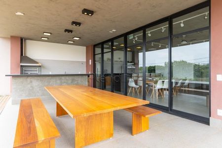 Casa de condomínio à venda com 350m², 4 quartos e 4 vagas Casa de condomínio à venda com 350m², 4 quartos e 4 vagasÁrea externa