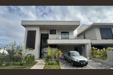 Casa de condomínio à venda com 350m², 4 quartos e 4 vagas Casa de condomínio à venda com 350m², 4 quartos e 4 vagasFachada