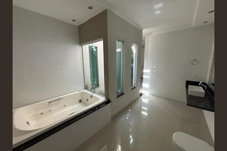 Casa para alugar com 220m², 3 quartos e 2 vagas Casa para alugar com 220m², 3 quartos e 2 vagasBanheiro